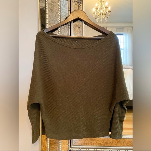 Off the shoulder long sleeve sweater size Small - Picture 2 of 2